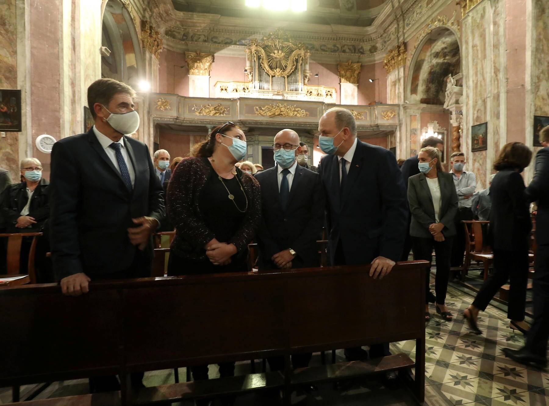 À la messe en hommage aux victimes de la Roya, des députés azuréens se disputent la place à côté du prince Albert II