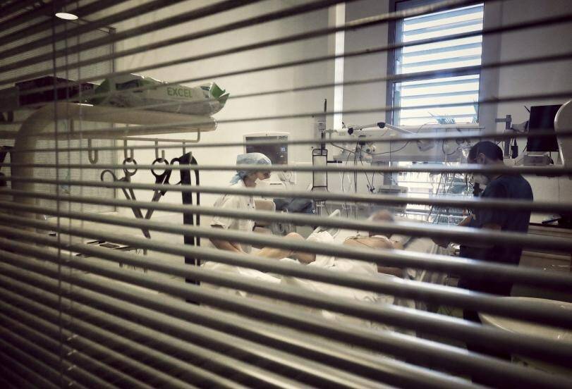 Loin des discours violents et clivants, au coeur du service réanimation de l'hôpital de Cannes face à la Covid-19