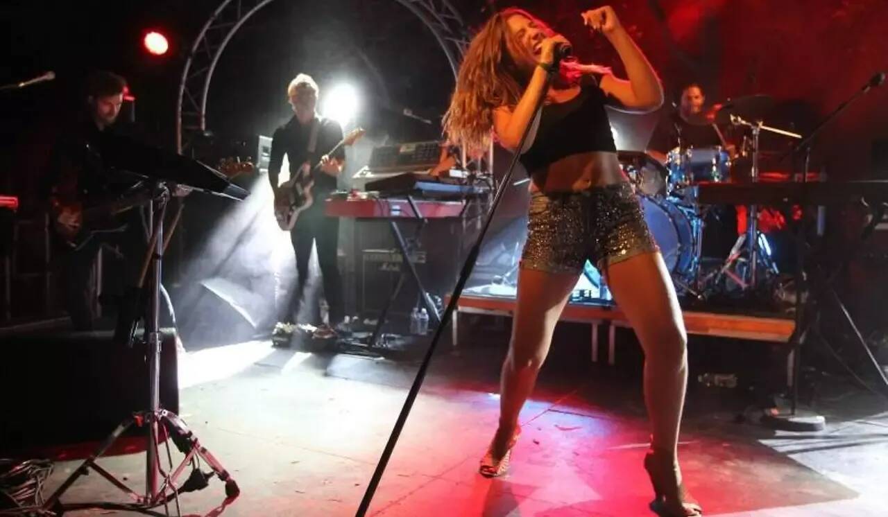 "Je n'incite ni à la violence ni à la haine", la réponse de la chanteuse Izia après ses propos polémiques envers Emmanuel Macron