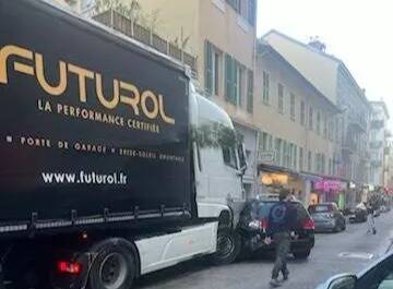 Un poids lourd perd le contrôle et embouti plusieurs véhicules dans le centre-ville de Nice