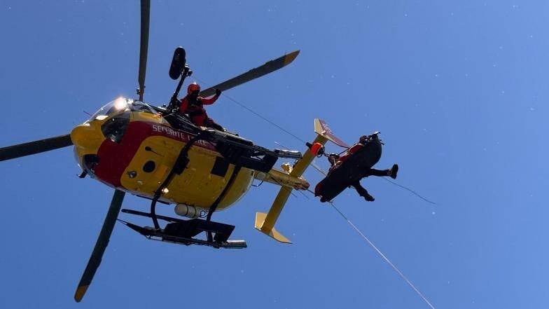 "Il s'est jeté en poussant un grand hurlement": un homme dans un état grave après une chute de 10 mètres depuis les Remparts d'Antibes
