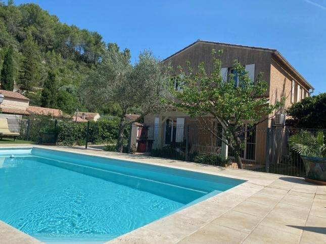 Vingt visites et une seule offre de 20% en dessous du prix, le calvaire d'un couple du Var qui tente de vendre sa maison