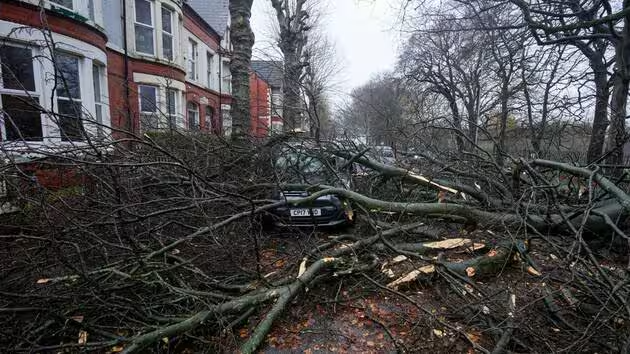 Deux morts, des dizaines de milliers de foyers privés d'électricité... Ce que l'on sait après le passage de la tempête Darragh au Royaume-Uni
