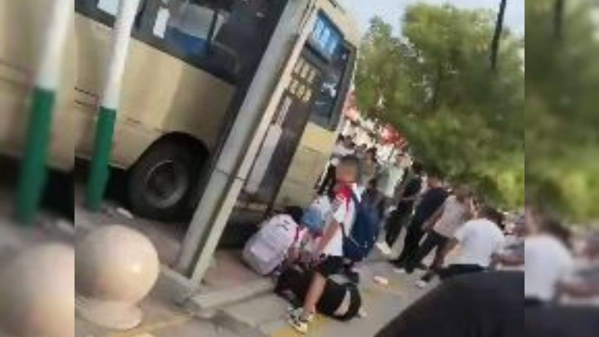 "Ils sont tous morts, c'est terrible": un bus scolaire percute des piétons en Chine, au moins 11 morts dont des élèves