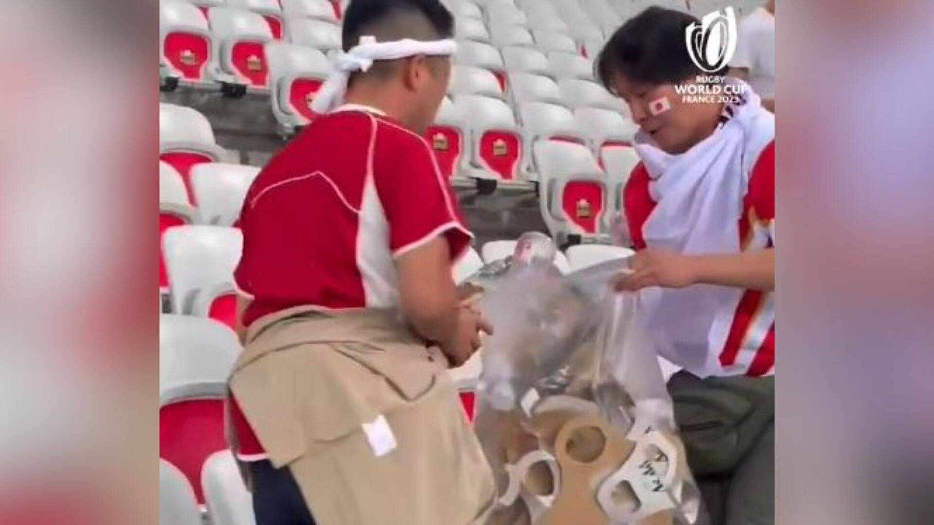 Coupe du monde de rugby: quand les supporters de l'équipe du Japon nettoient eux-mêmes l'Allianz Riviera à Nice