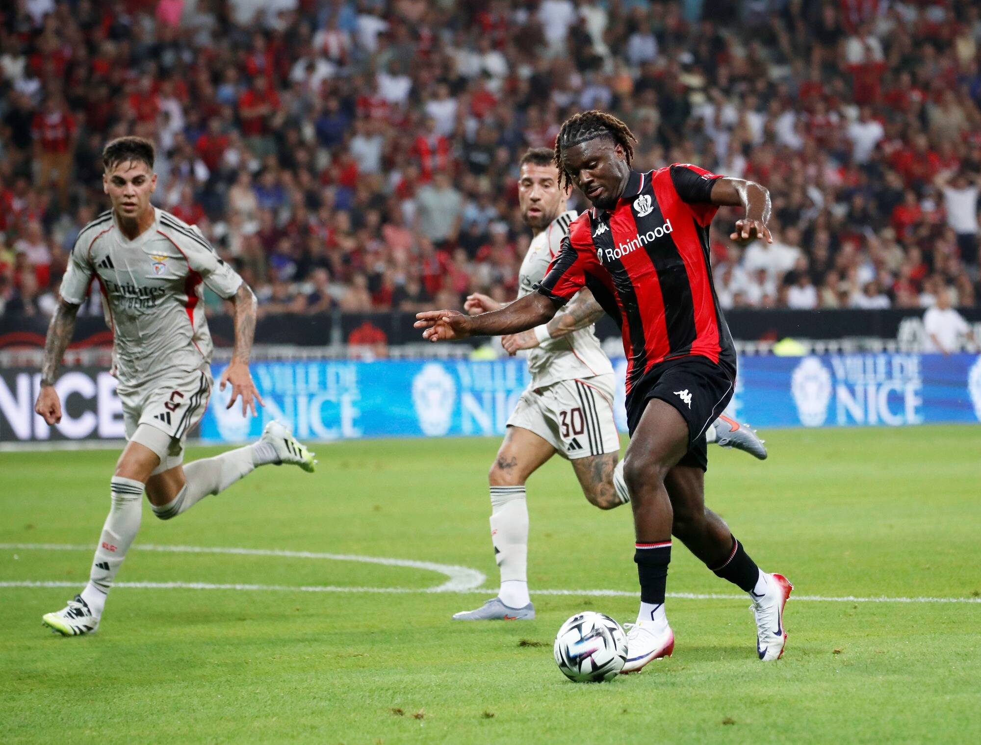 Battu 2-0 à domicile par Benfica, l'OGC Nice compromet ses chances de qualification en barrages de Ligue des champions