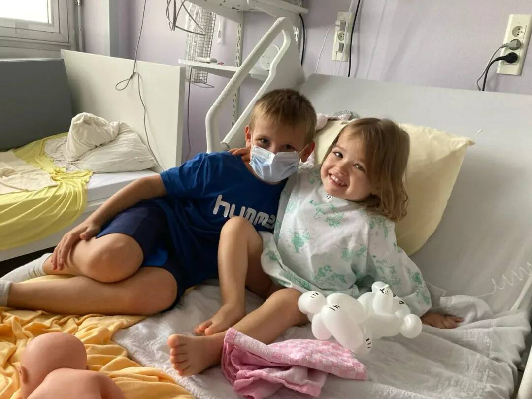 Leurs deux jeunes enfants sont atteints d'un même cancer, ils lancent une cagnotte et un appel à d'autres parents