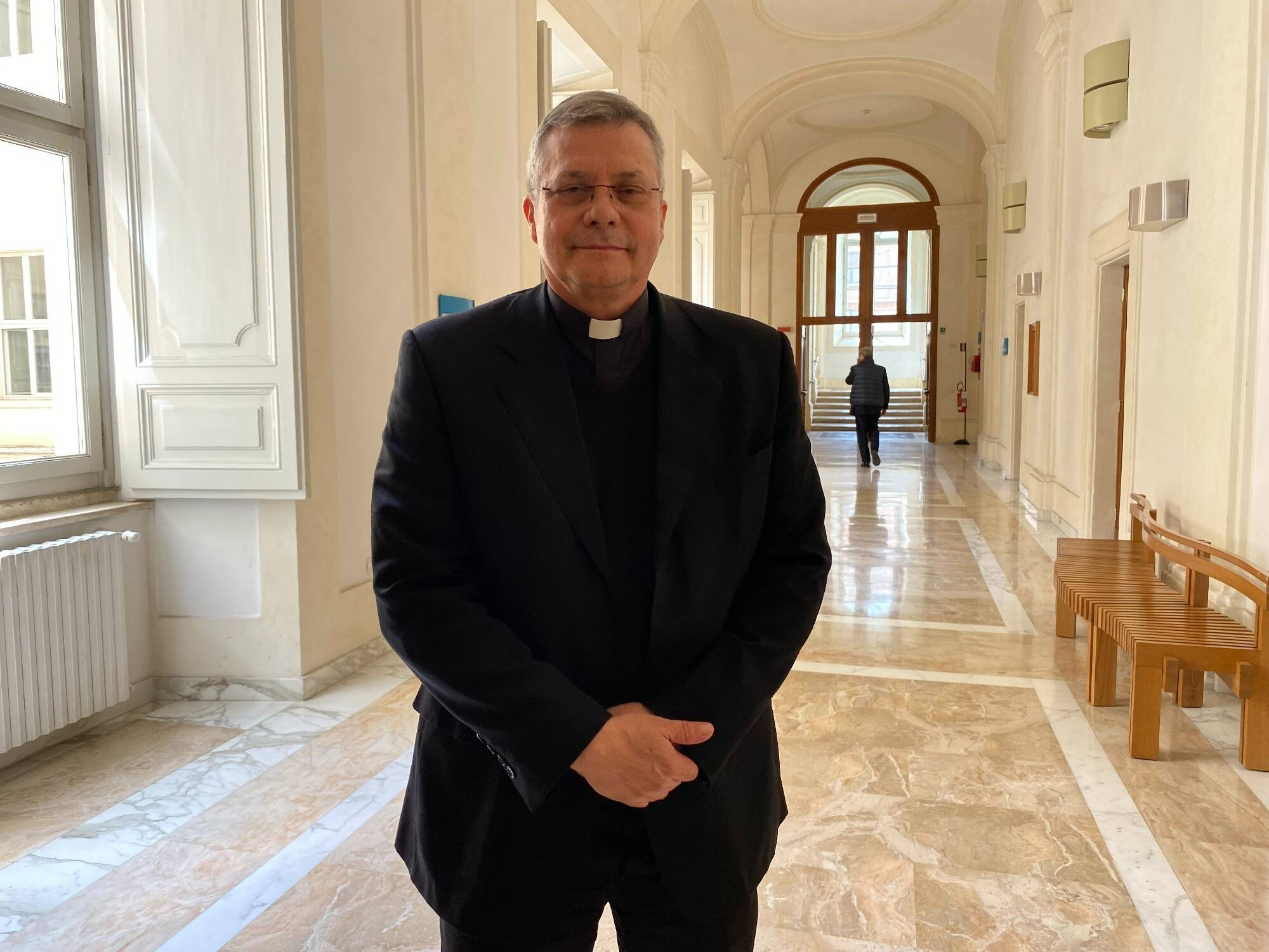 "Nous sommes une grosse machine qui possède trois médias": comment le Vatican vit-il l'entre-deux règnes?