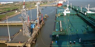 Les forces de l'ordre évacuent le port pétrolier de Donges bloqué par les grévistes