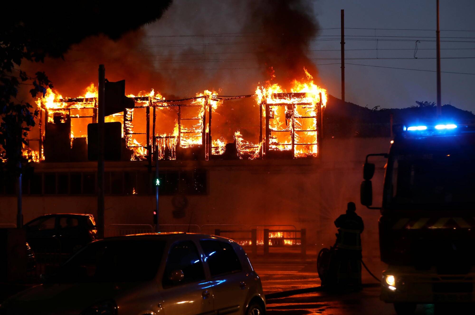 Bâtiment détruit, circulation perturbée, flammes visibles à des kilomètres... Ce que l'on sait de l'incendie impressionnant ce dimanche soir à Nice-Est