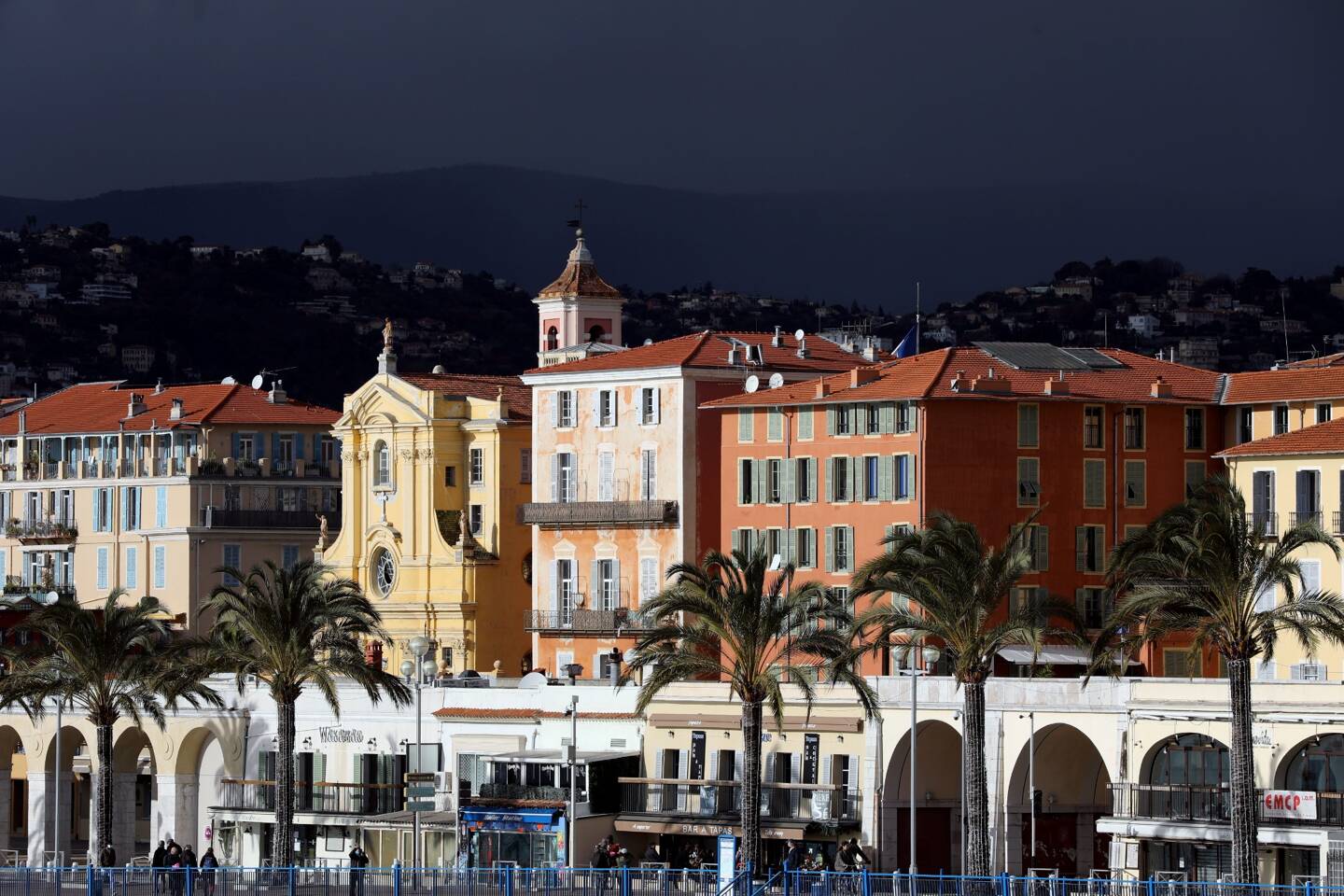 Donkere wolken boven Nice.