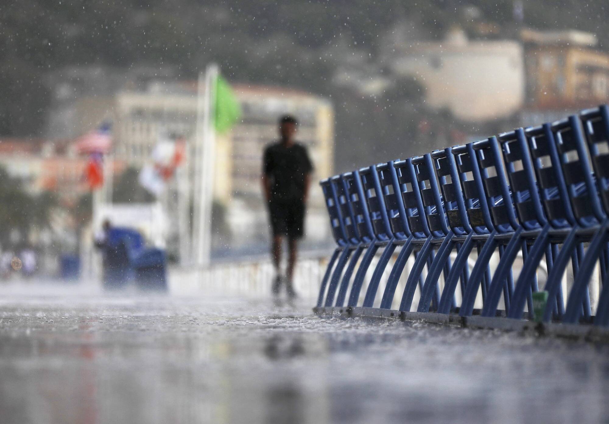 Vigilance jaune aux orages: les parcs, jardins et le sentier du littoral réouvrent progressivement à Nice