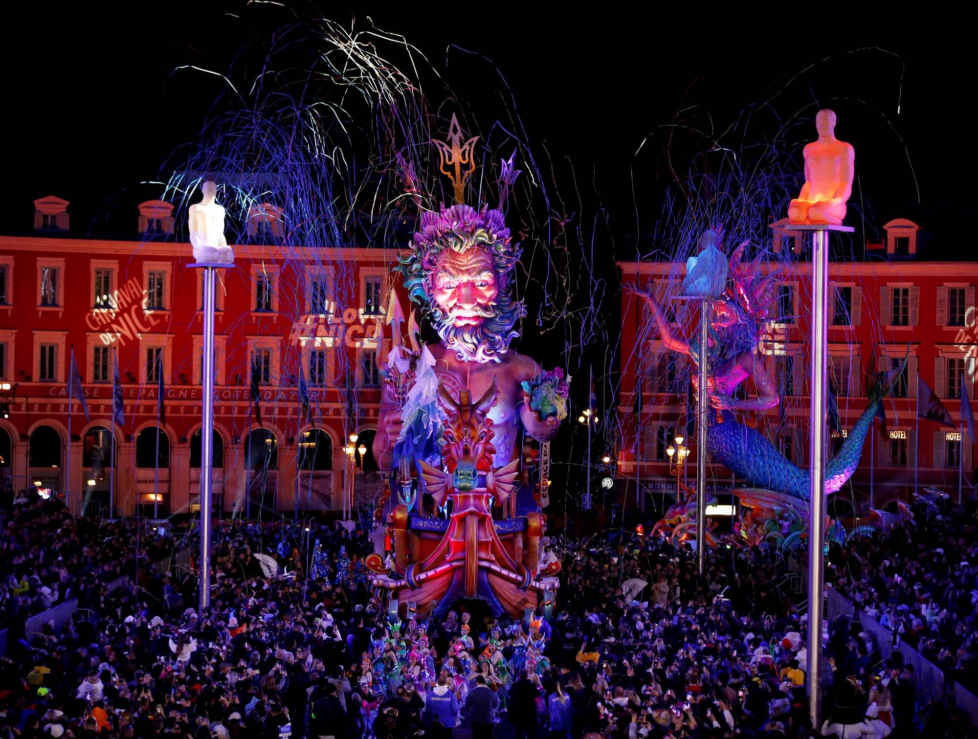 Un monde marin nocturne et tentaculaire: sous l'oeil de Neptune, Nice a donné le coup d'envoi de son 140e carnaval