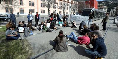 Réforme des retraites: des étudiants bloquent la circulation du tram à Nice