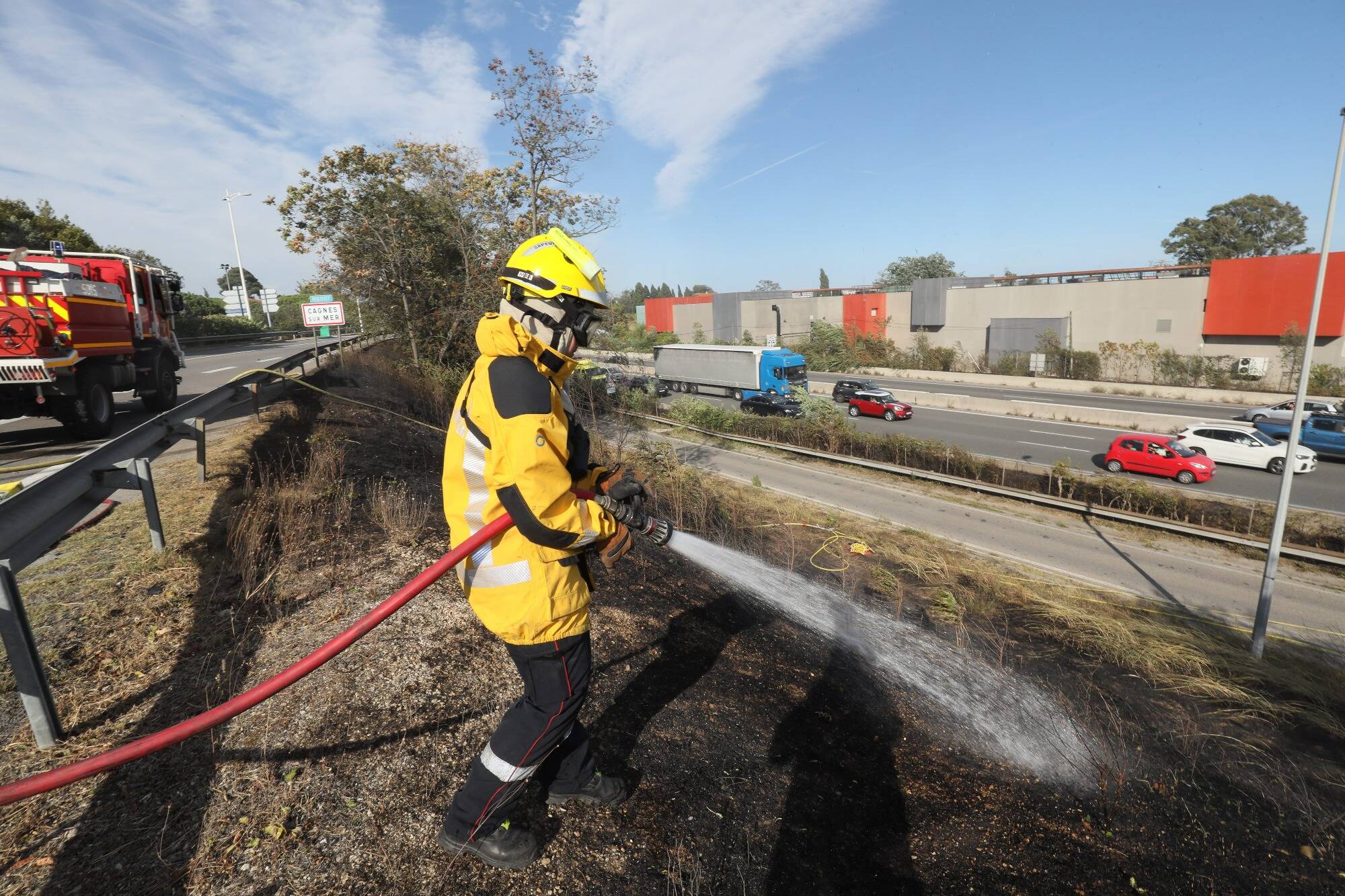 Trois incendies en cours sur la Côte d'Azur, près de 5.500 pompiers mobilisés en Italie... Suivez les dernières informations sur les incendies dans le monde