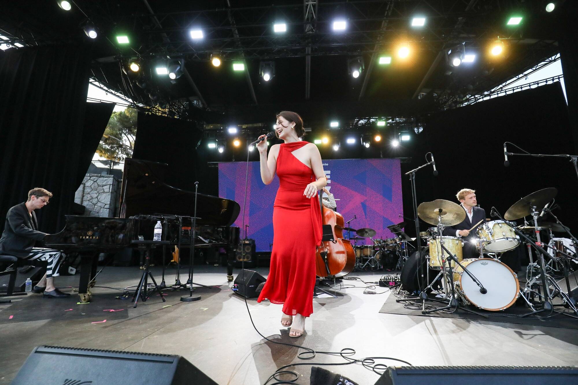 Elle a fait sensation sur la scène du Nice Jazz Fest : qui est Stella Cole, la chanteuse intemporelle de la génération Z qui cartonne sur Tiktok ?