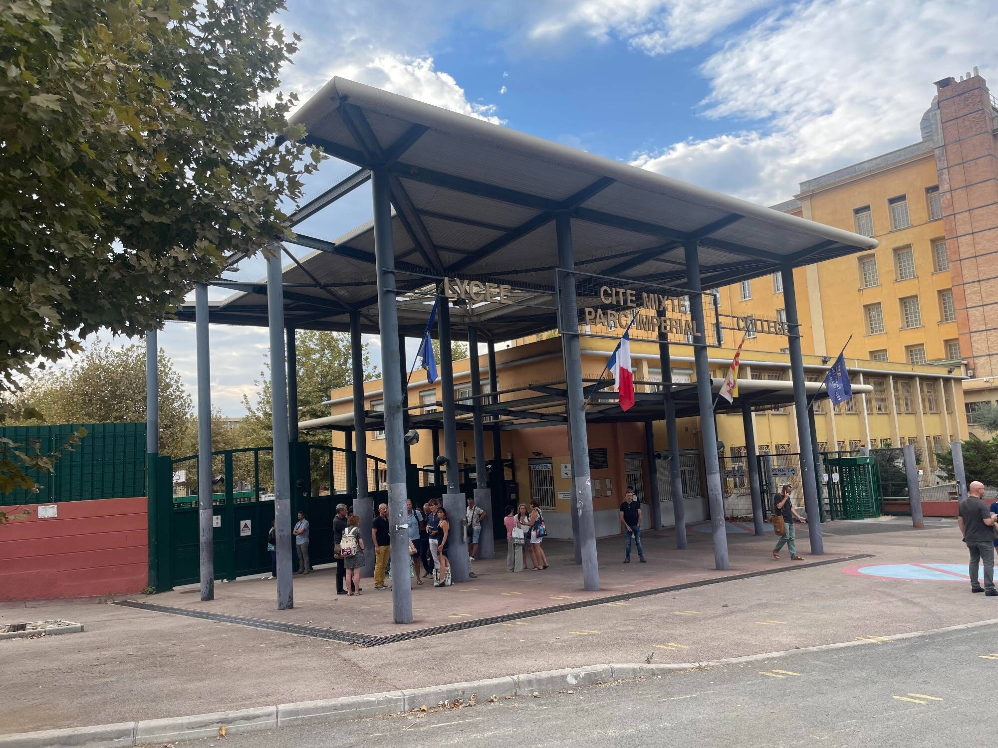 Rentrée scolaire sous tension dans le plus grand lycée des Alpes-Maritimes à Nice, des profs refusent d'accueillir les élèves