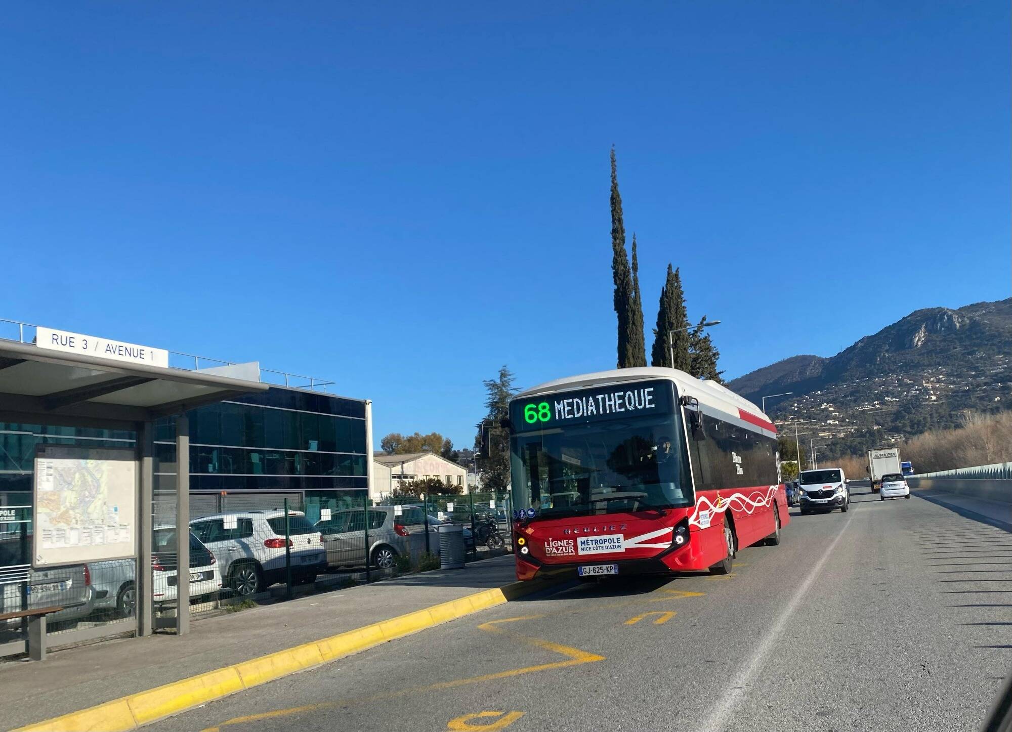 Le bus part avant que le train arrive: pourquoi la desserte de la ZI de Carros pose problème