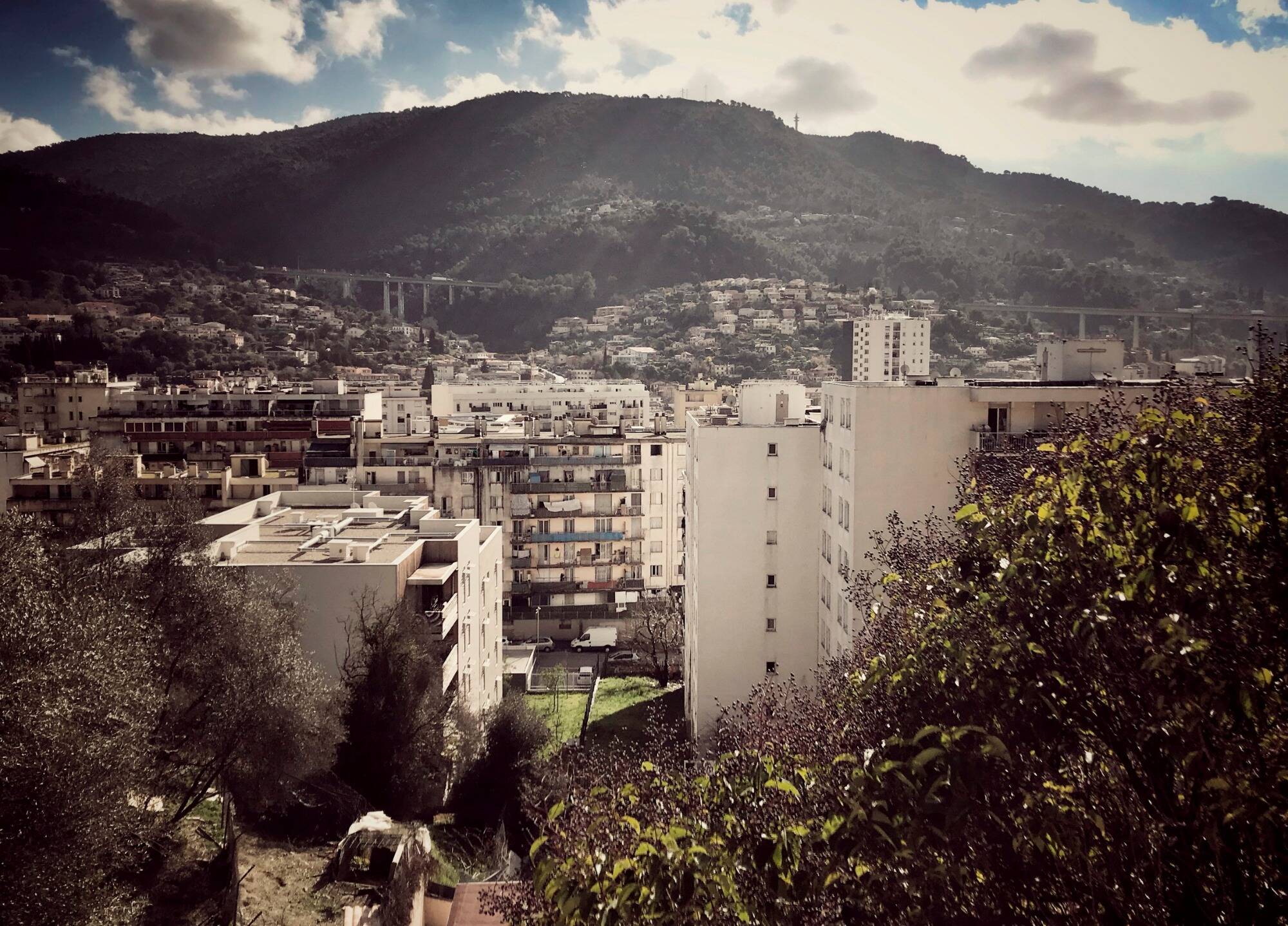 Il lui explose une bouteille de vin sur le crâne et le poursuit avec une hache à Nice