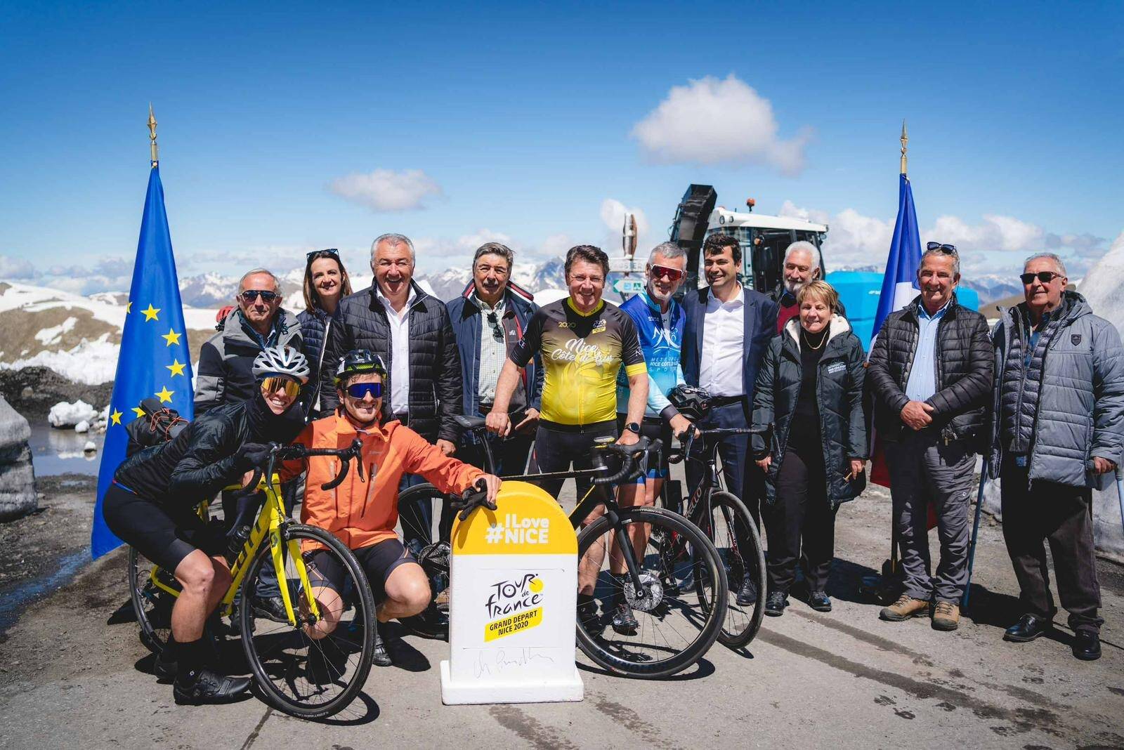 Pourquoi Christian Estrosi s'est versé un seau de neige sur la tête au sommet du col de La Bonette ce vendredi?