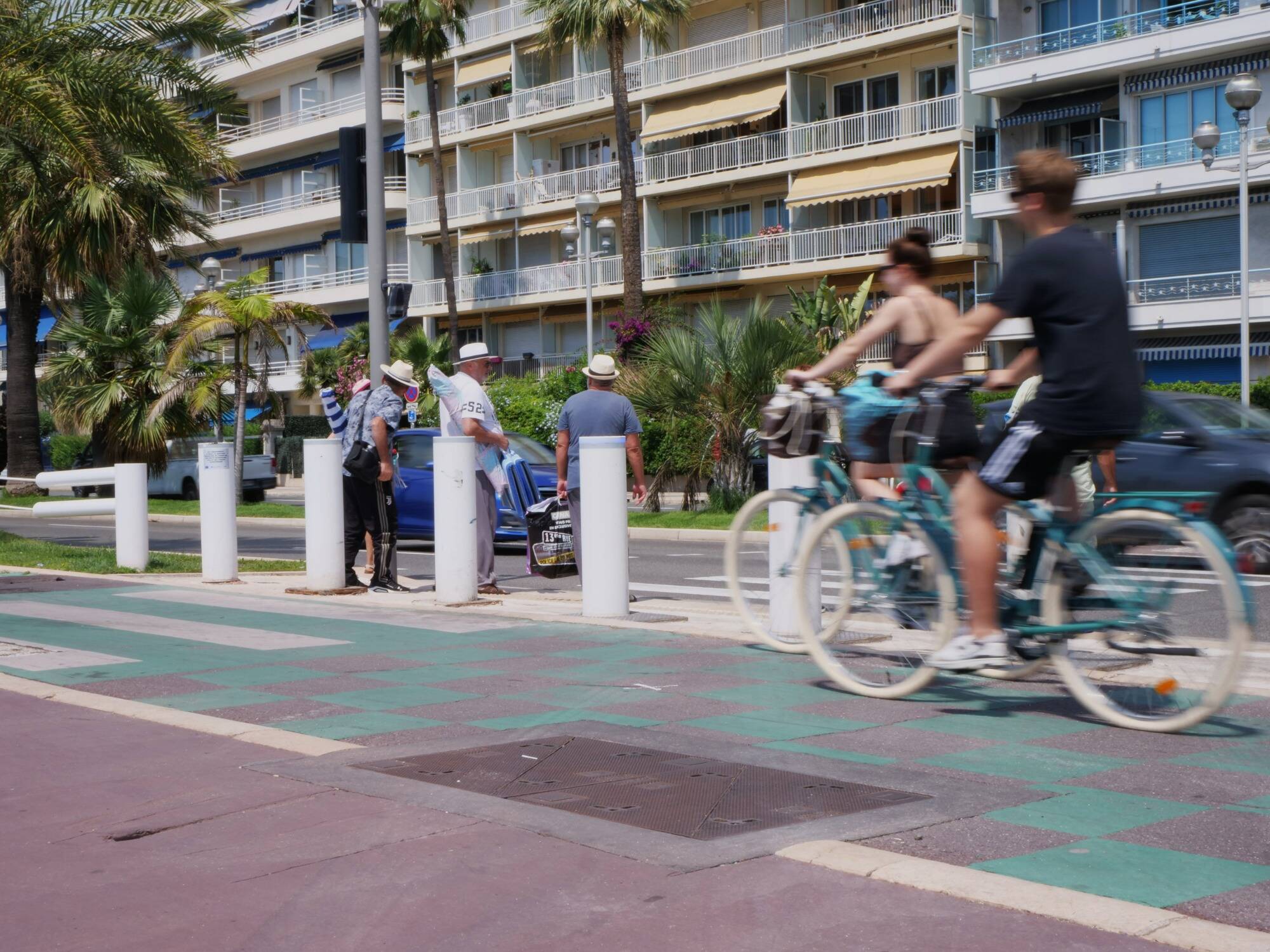 "Il faut y aller à fond sur la signalétique": les propositions de l'association Nice à vélo pour améliorer la sécurité sur la piste cyclable de la Prom'