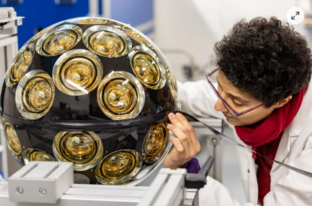 "Elle ne vient pas de notre galaxie": c'est quoi cette "particule fantôme" inédite détectée par des scientifiques au large de Toulon, au fond de la Méditerranée?