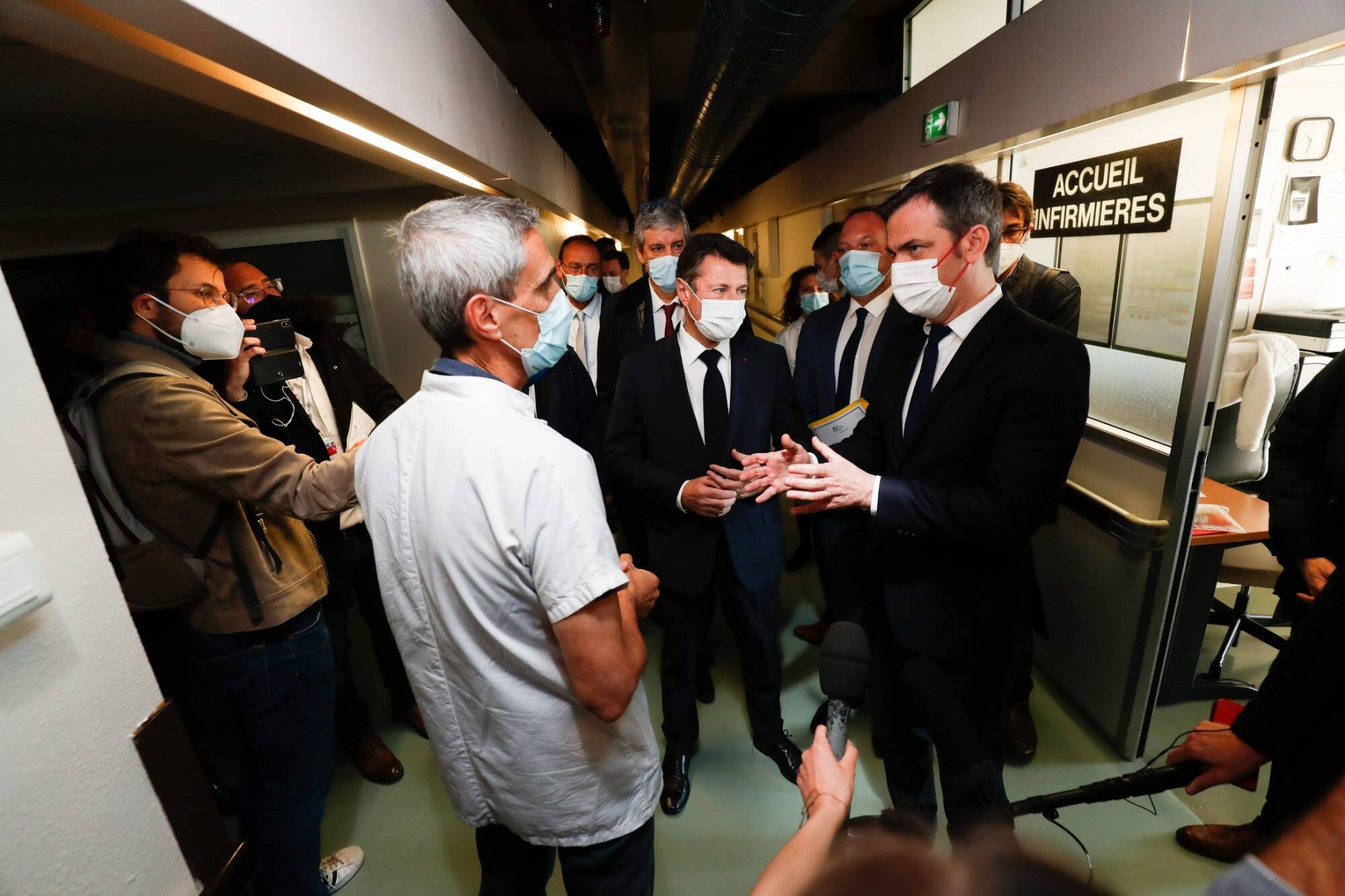 "On me dit qu'il y a trop de médecins à Nice..." La mise au point d'Olivier Véran pendant sa visite à l'hôpital L'Archet