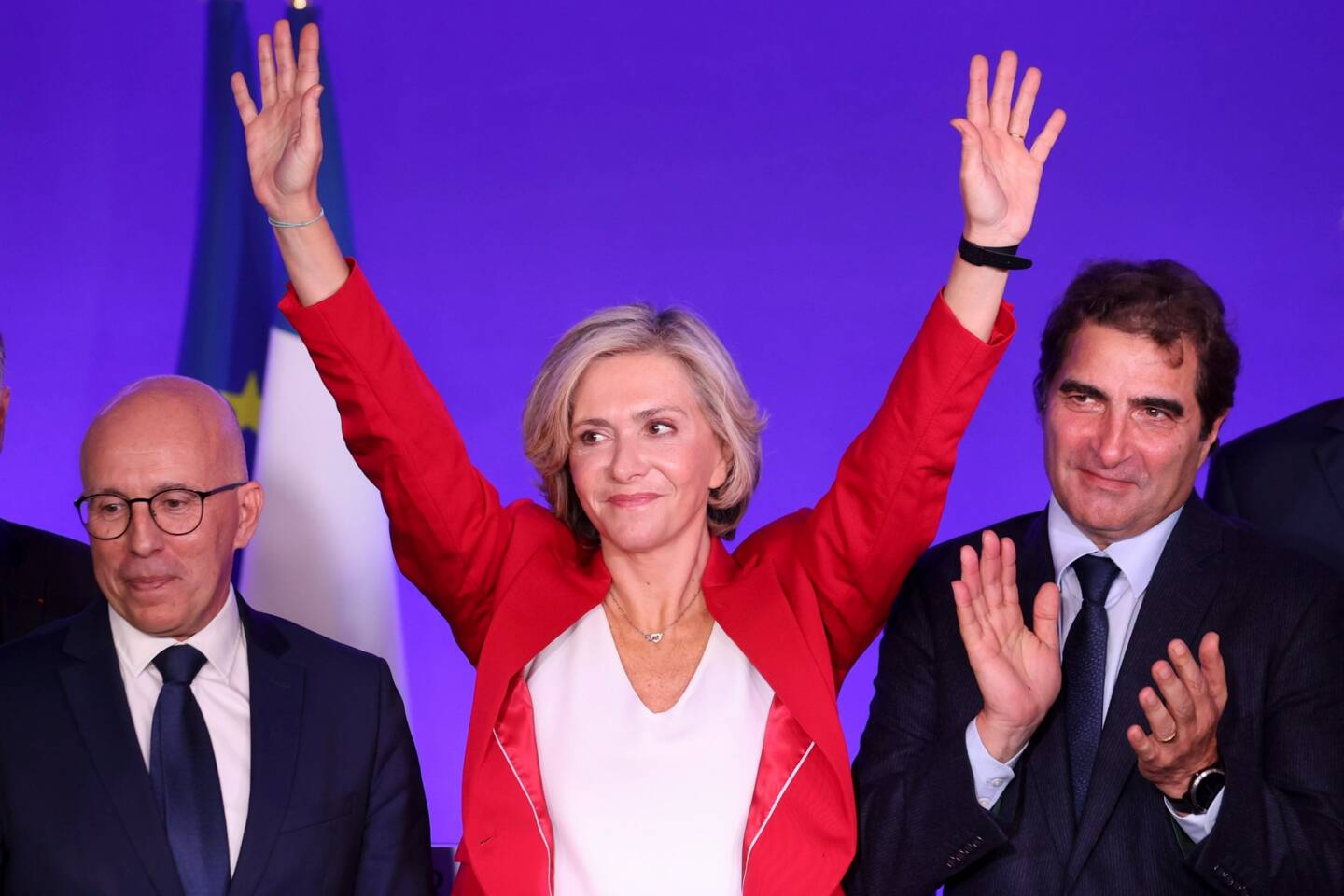 Valérie Pécresse, entre Éric Ciotti et le patron des Républicains Christian Jacob, très émue après sa victoire au congrès. 