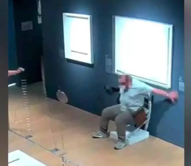 Un couple de touristes endommage une oeuvre d'art à Vérone, le musée regrette un "geste irresponsable"