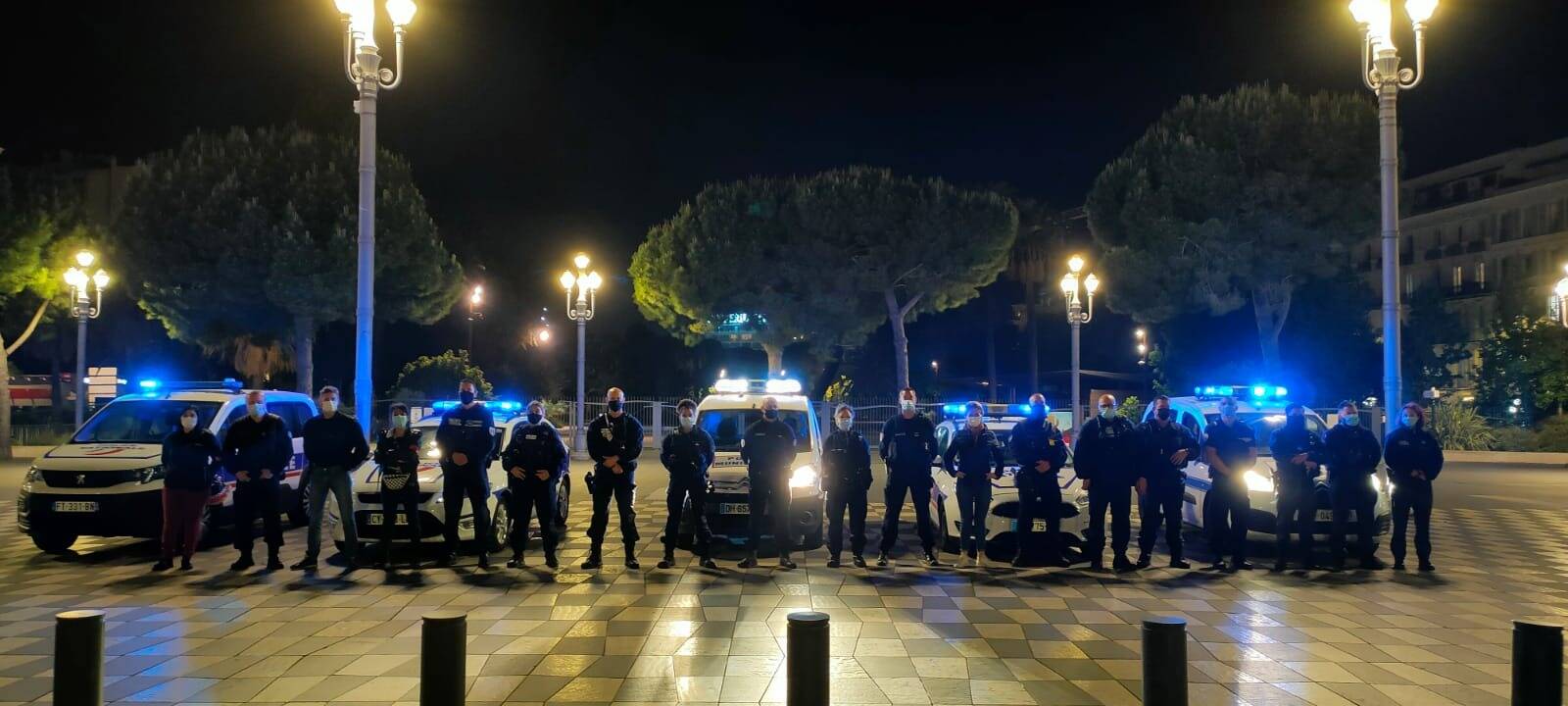 VIDEO. Policiers municipaux et nationaux sur la place Masséna jeudi soir pour rendre hommage à leur collègue tué lors d'une intervention à Avignon