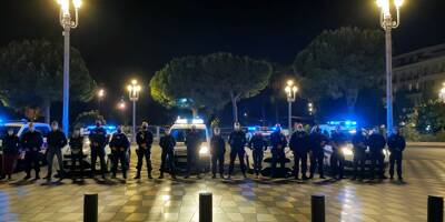 VIDEO. Policiers municipaux et nationaux sur la place Masséna jeudi soir pour rendre hommage à leur collègue tué lors d'une intervention à Avignon