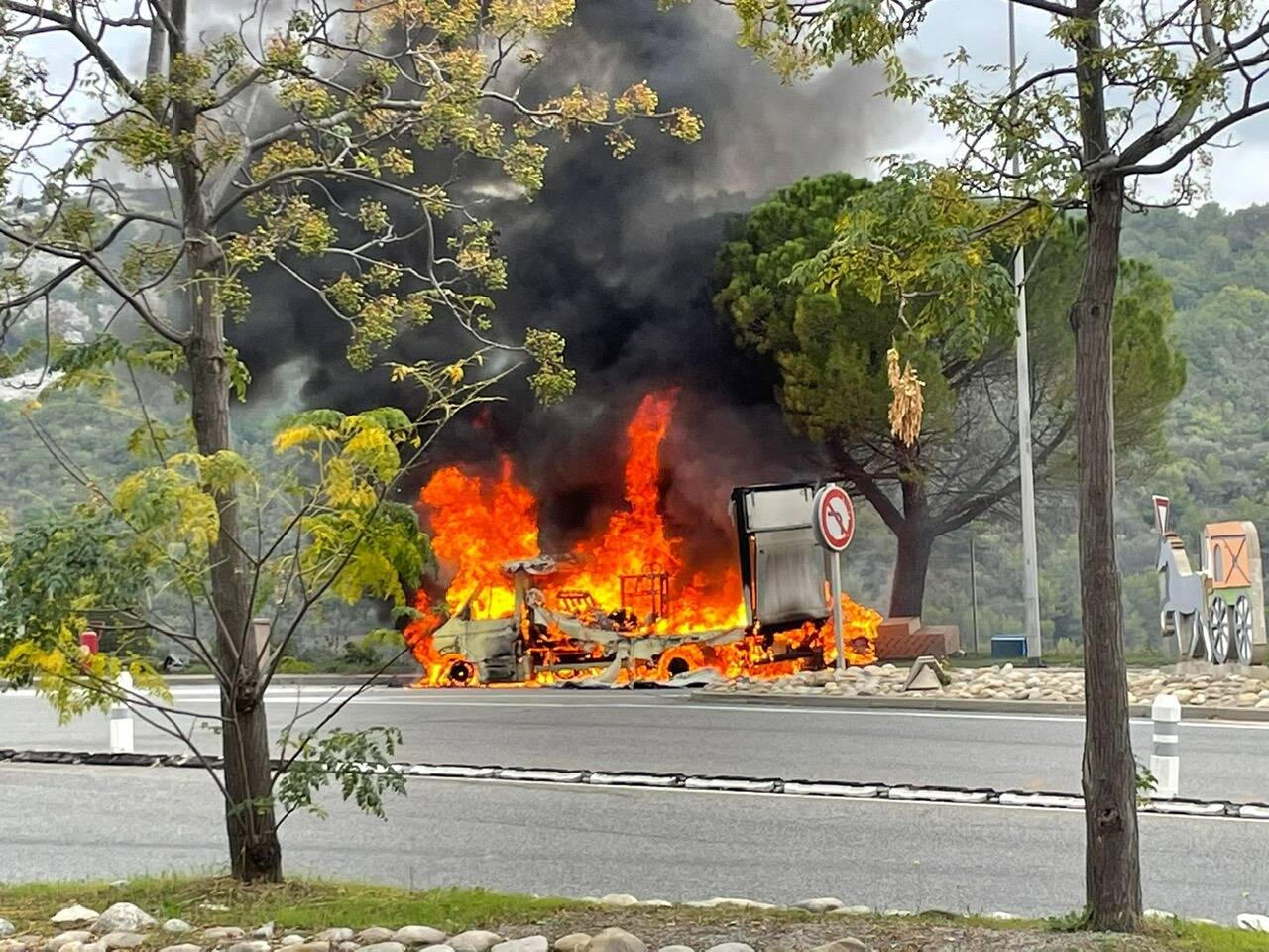 Un utilitaire prend feu au péage de la Turbie ce lundi matin, 25 sapeurs pompiers engagés