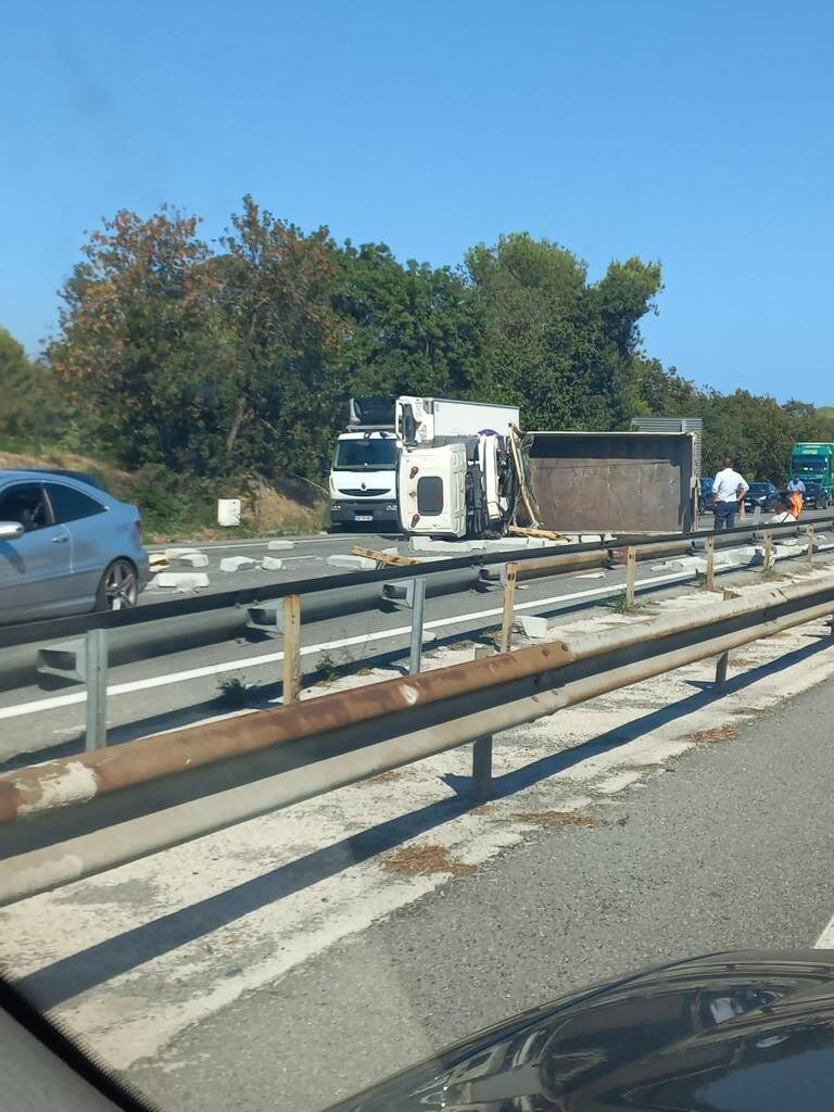 Un camion couché sur l'A8 à Villeneuve-Loubet: dix kilomètres de bouchons, deux heures d'embouteillages, les itinéraires conseillés... On fait le point