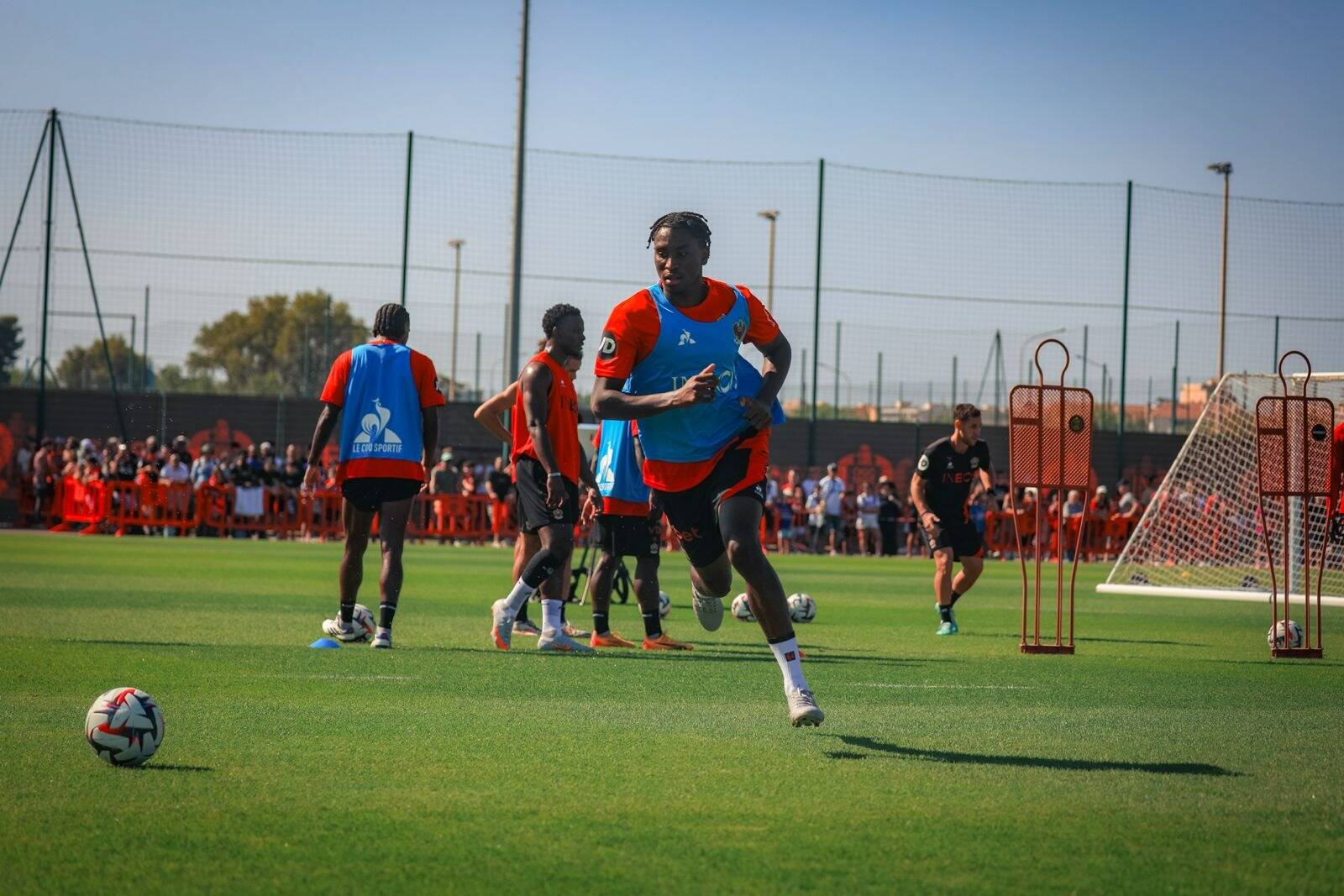 OGC Nice players in good spirits as supporters arrive