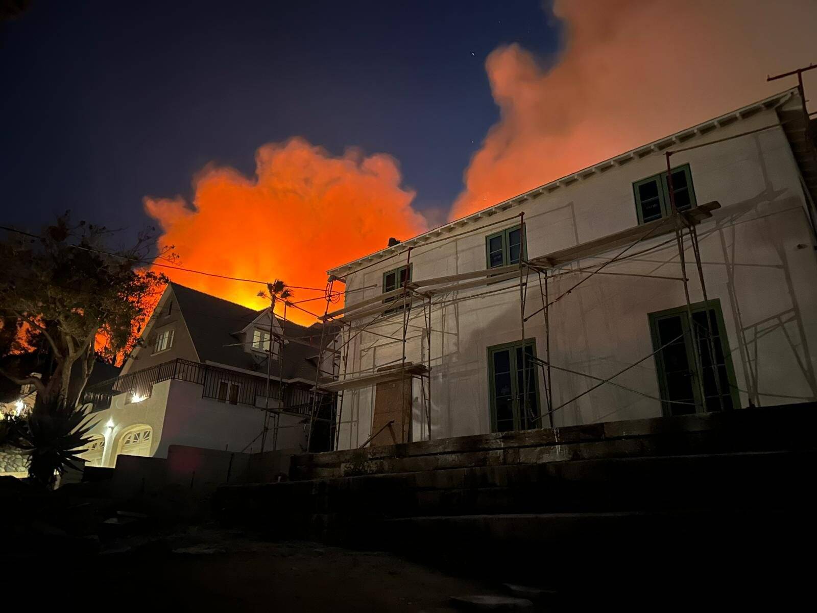 "Quand les flammes ont commencé à lécher le mur du garage, j'ai cru que c'était foutu": ces Français racontent l'enfer des incendies qui ravagent Los Angeles