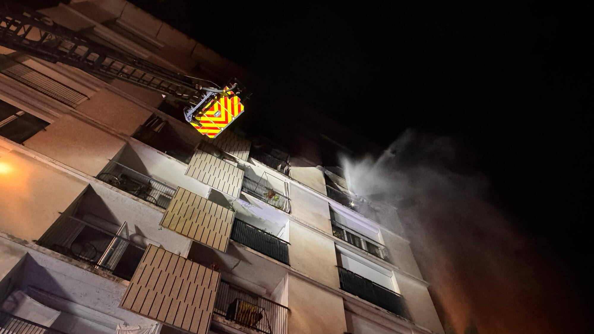 Une petite fille de 3 ans meurt dans l'incendie d'un appartement en pleine nuit à Nice, une enquête ouverte