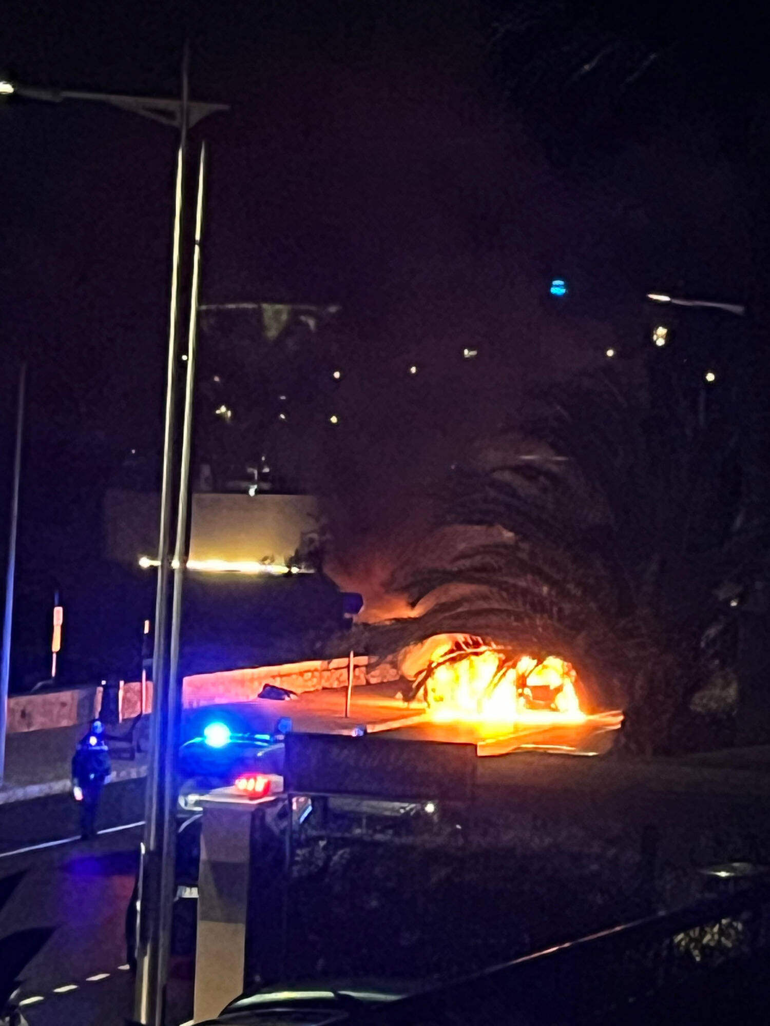 Une voiture prend feu pendant qu'elle roule sur le bord de mer à Menton, les images sont impressionnantes