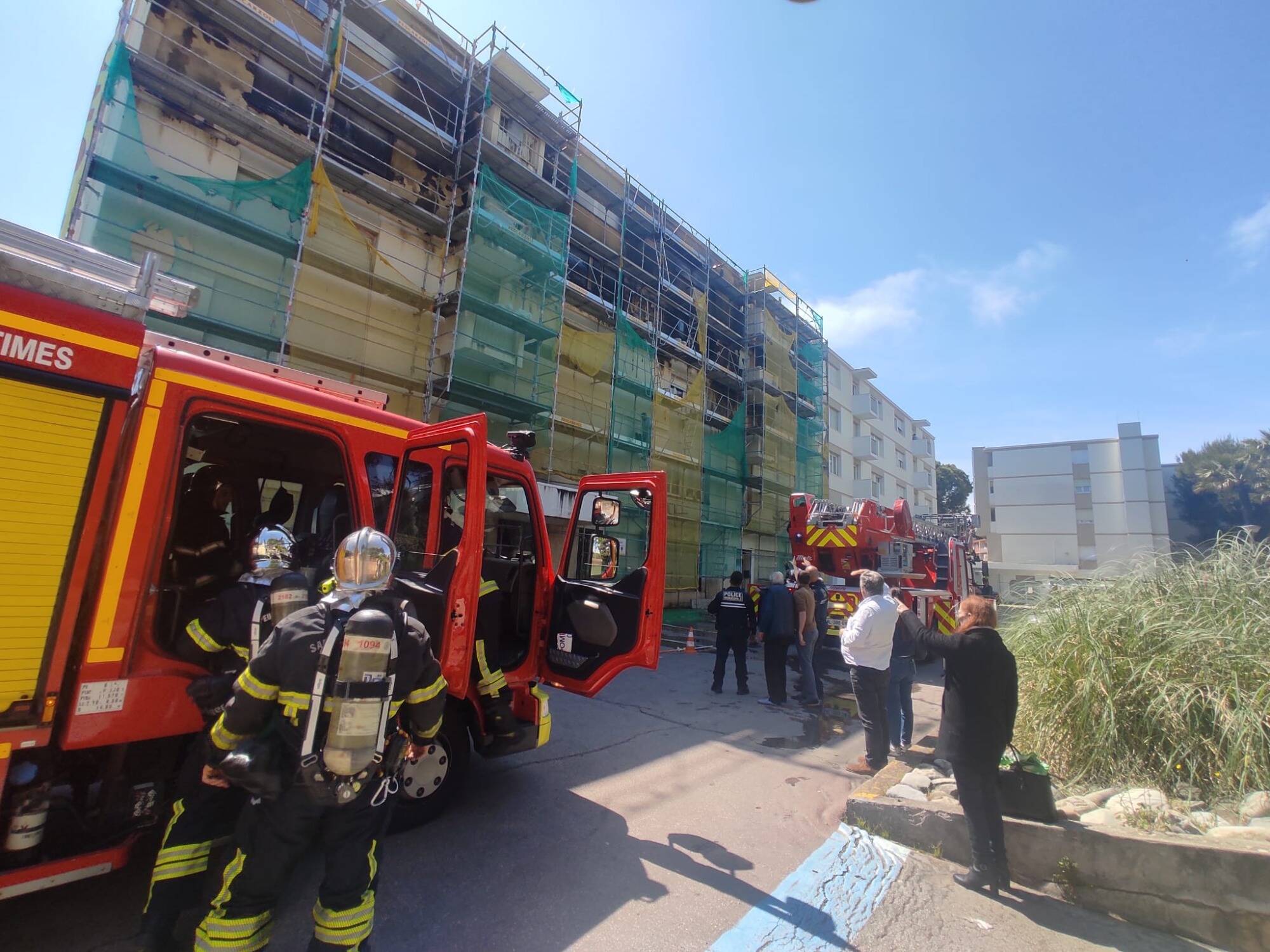 À Cagnes, un incendie se déclare sur la façade d'un immeuble en travaux, un ouvrier se démène pour l'éteindre