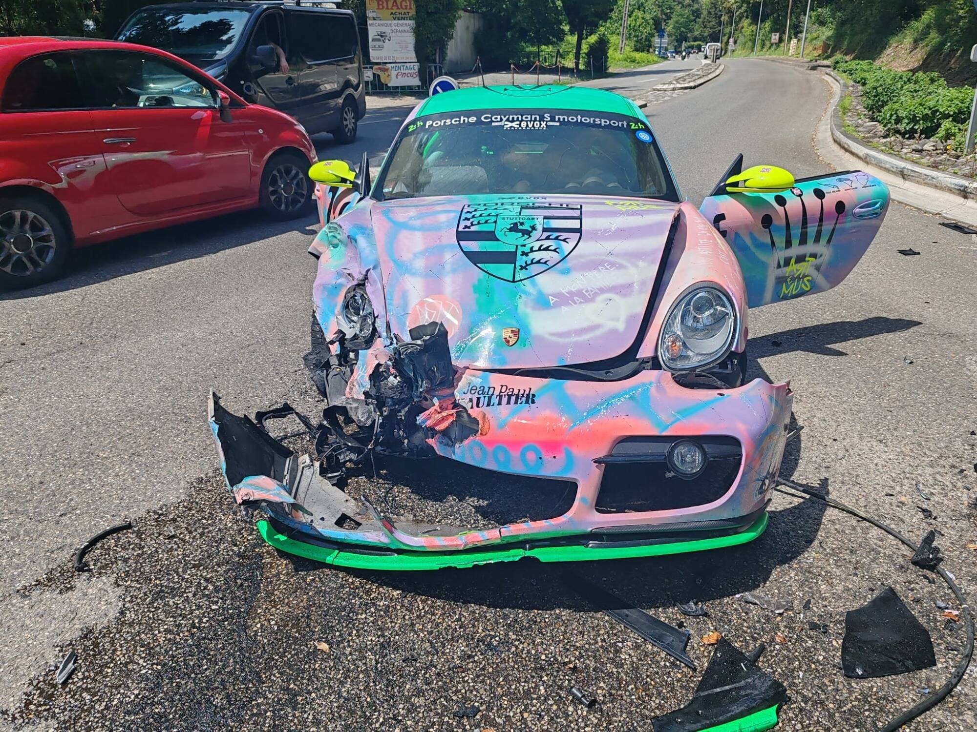 Un accident entre une "drôle" de Porsche multicolore et une mini-Cooper fait trois blessés légers à Cagnes-sur-Mer