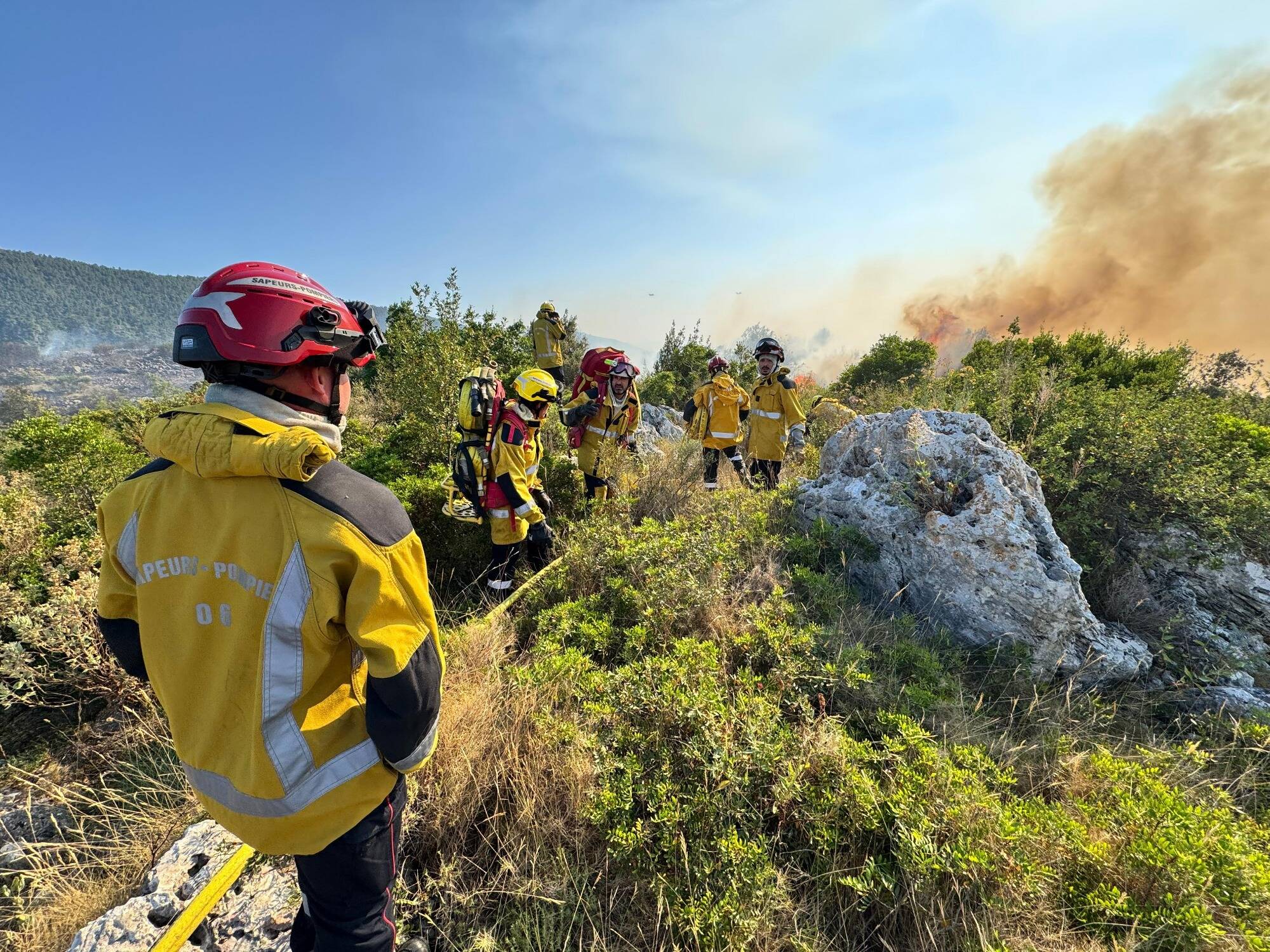 Quatre canadairs et un tracker, près de 120 pompiers mobilisés, une dizaine d'hectares brûlés... On fait le point ce soir sur l'incendie dans l'arrière-pays de Nice
