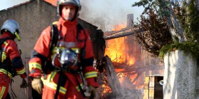 Une maison en proie aux flammes à Montauroux