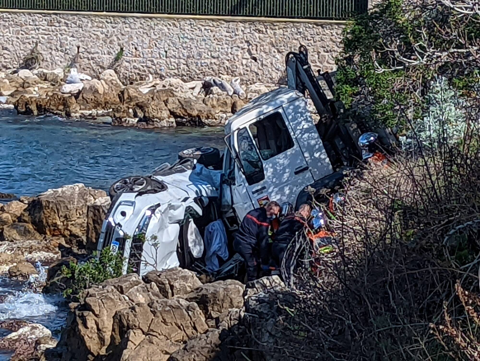 Gros accident entre une voiture et un camion dans le Cap d'Antibes, les deux véhicules ont chuté dans le ravin