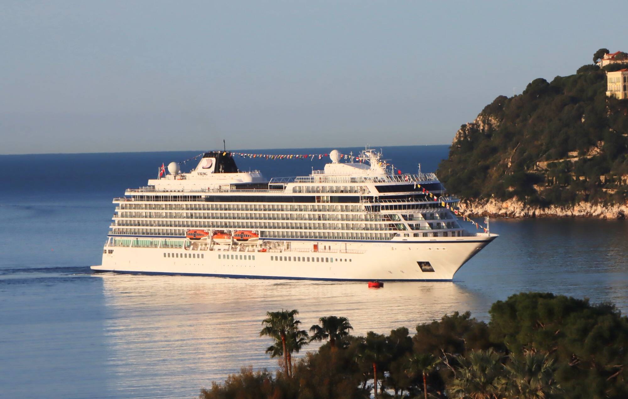 Mais quel est cet immense bateau de croisière qui a débarqué dans la rade de Villefranche?