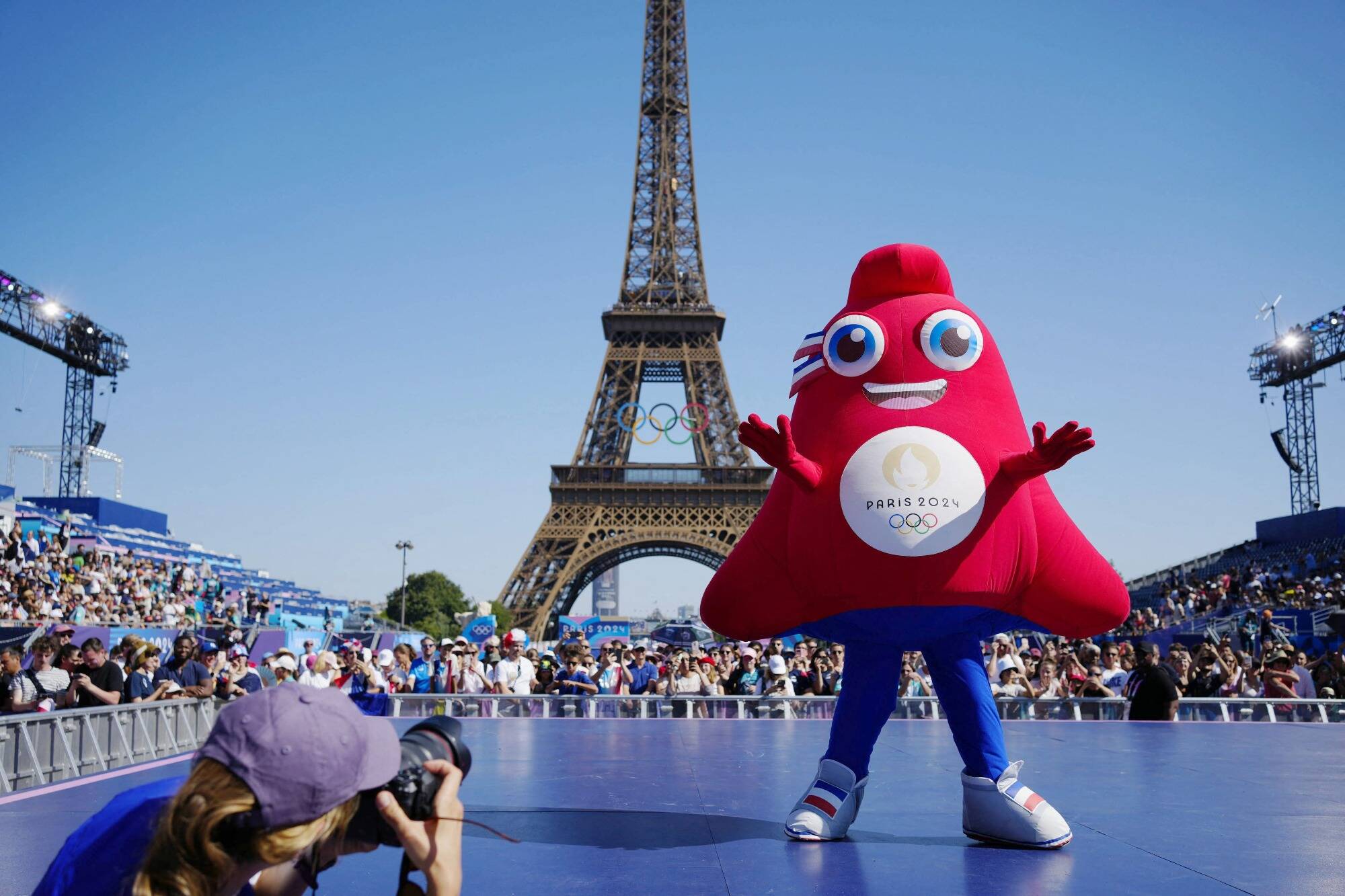 Sur la piste de danse, en plein date, avec la police... les moments les plus cool de la mascotte Phryge aux JO