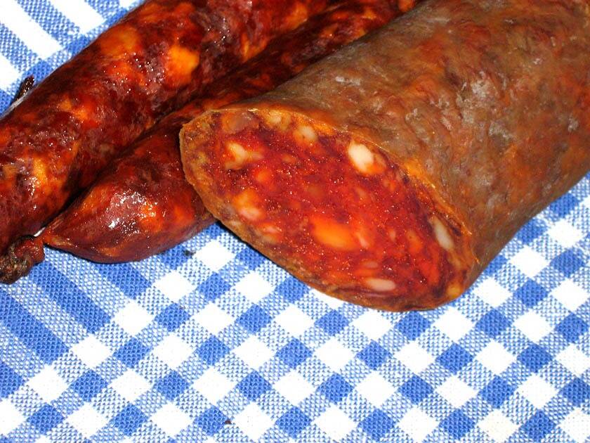 Un ancien maire soupçonné d'avoir détourné des fonds publics pour acheter... 1,5 tonne de saucisses