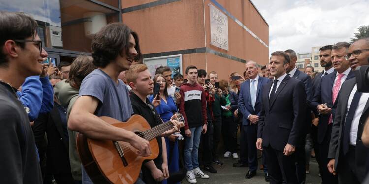 Moment gênant, mise en scène... Une vidéo d'Emmanuel Macron chantant la Marseillaise avec des lycéens fait réagir