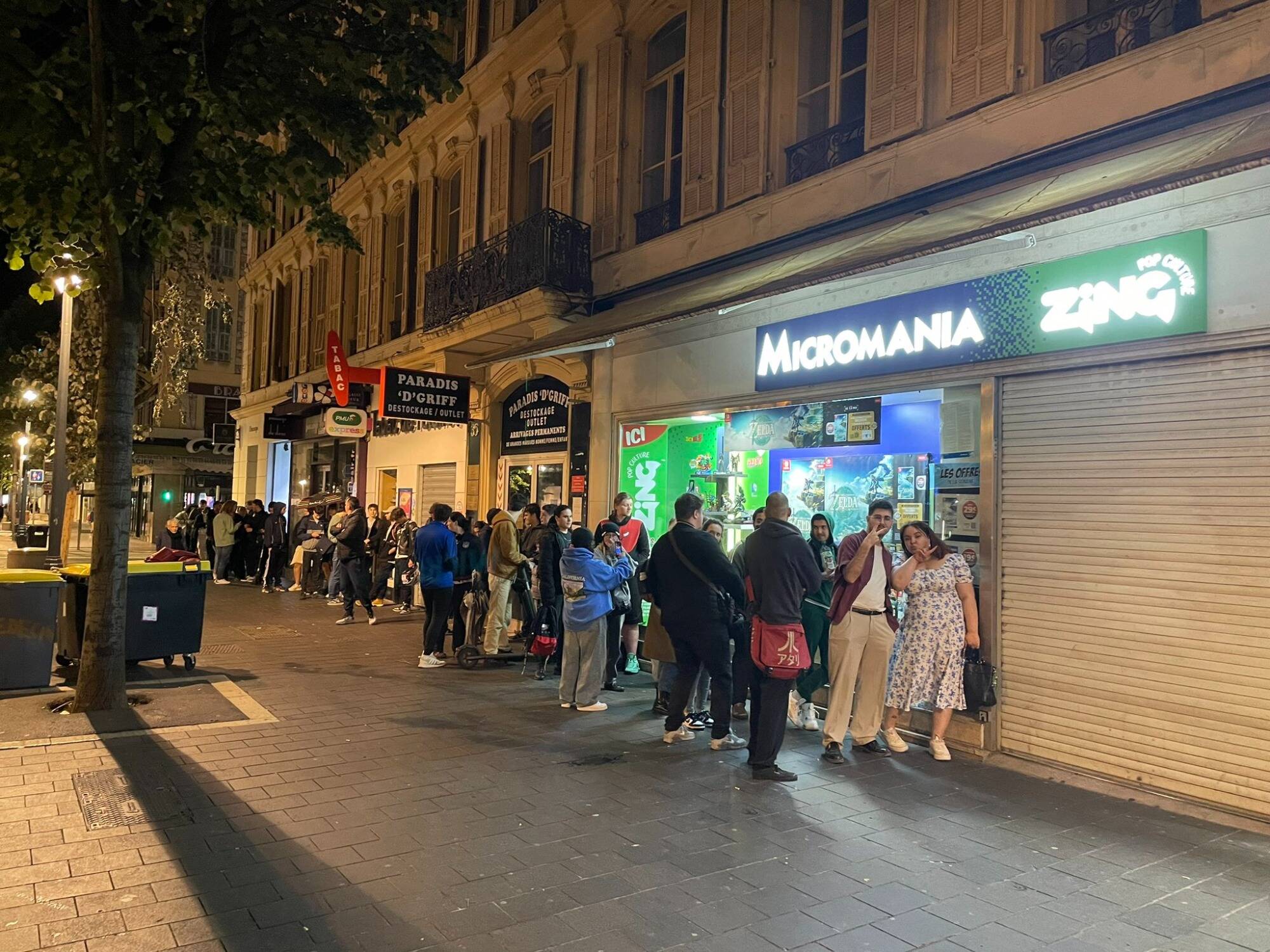Les images des files d'attente en pleine nuit à Nice, Antibes, et partout en France pour acheter "Zelda: Tears of the Kingdom"