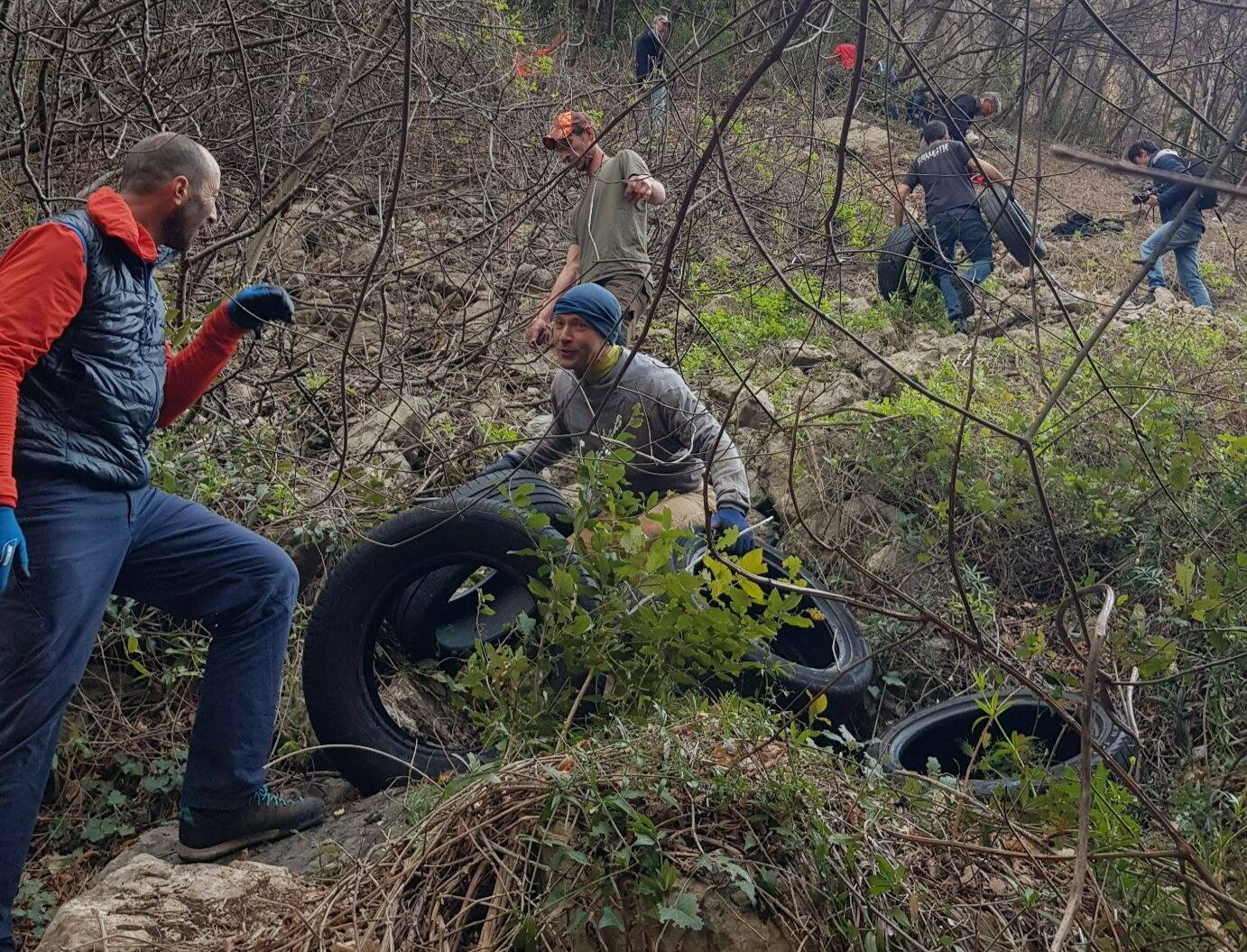 Une cinquantaine de bénévoles ont évacué les 300 pneus jetés dans le Loup, ce jeudi matin