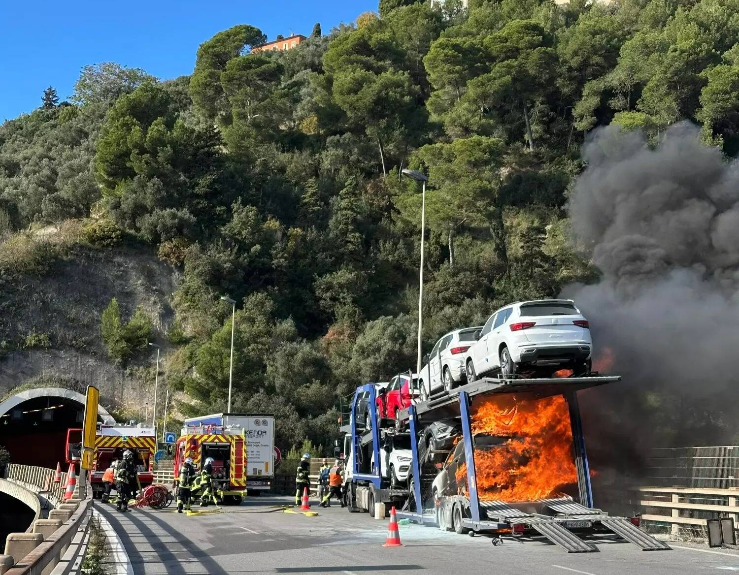 Deux véhicules en feu, une entrée de l'A8 fermée au niveau de Nice, la circulation encore chargée... Le point sur l'accident qui a paralysé l'autoroute ce mercredi