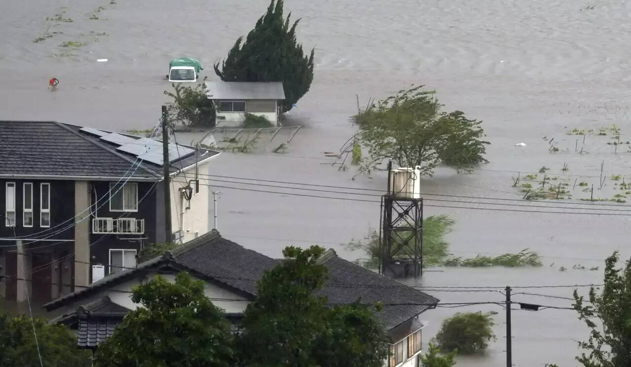 Japon: au moins 6 morts causés par le typhon Shanshan, plus de 800mm de pluies torrentielles en 48 heures, des vents à plus de 120km/h